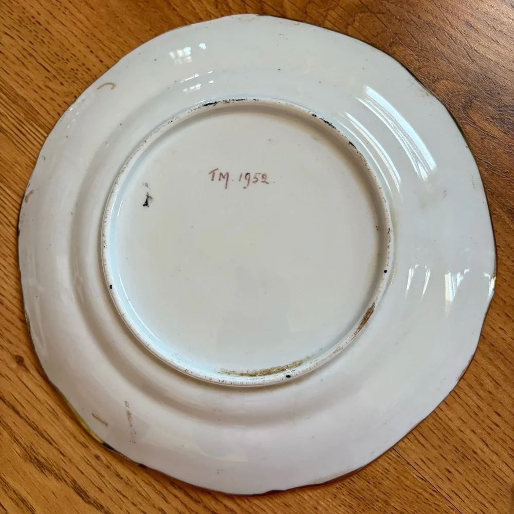 Decorative Plate with Intricate Design - Picture 4 of 4